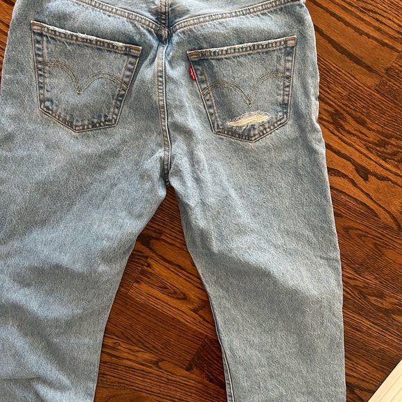 light blue wash ripped Levi jeans 501 - Picture 3 of 3